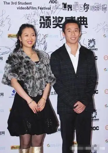 体操奥运冠军肖钦参加体操圈聚会与邹凯李宁同框身材明显发福