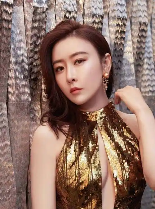 毛俊杰金色礼服秀曲线,沙漏身材养眼,休闲装也遮不住魅力_裙子_皮肤