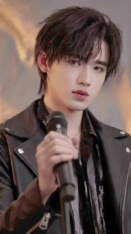 帅气值满分,拽酷男孩子谁看了不心动呢,不知道这次宋亚轩在舞台上会给