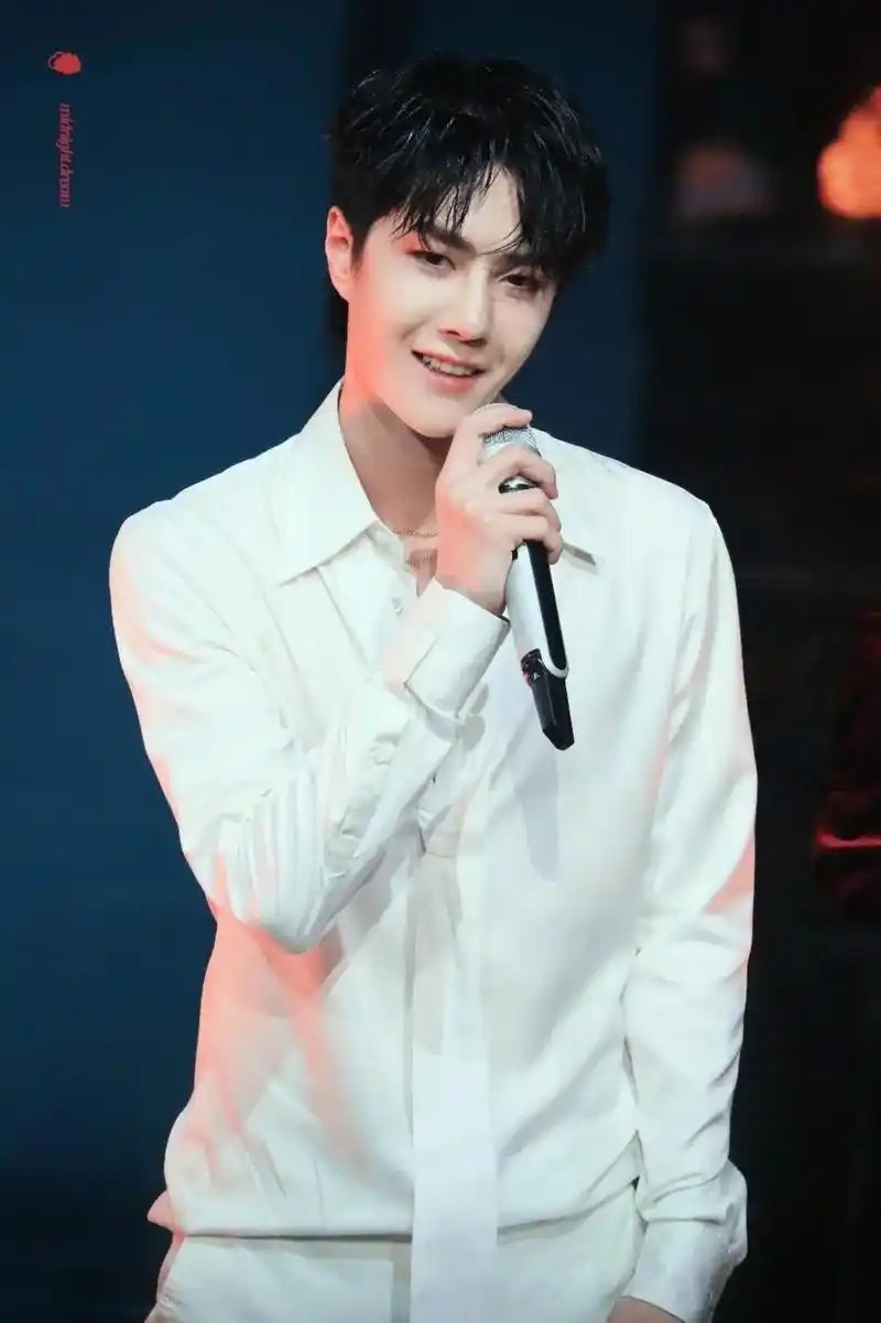 王一博#全能艺人王一博  散落的华服@uniq-王一博 - 抖音