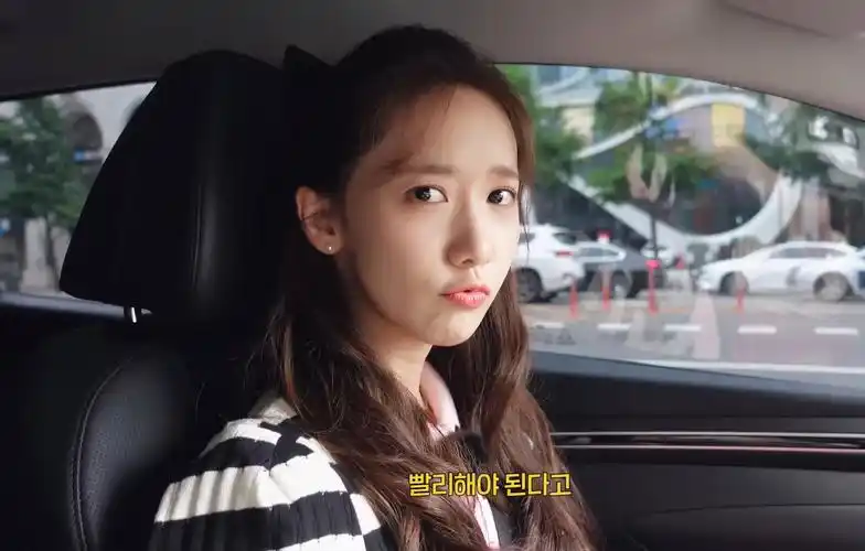 少女时代-林允儿(你嘟着嘴在车里准备做什么)