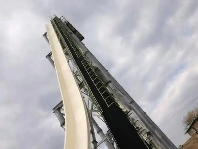 世界上最惊险的水上滑梯51米高时速110公里几乎与地面垂直