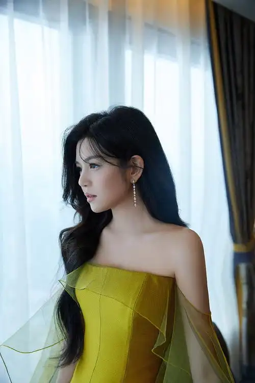 陈妍希金色薄纱袅袅如仙 五官精致绝伦侧颜太惊艳