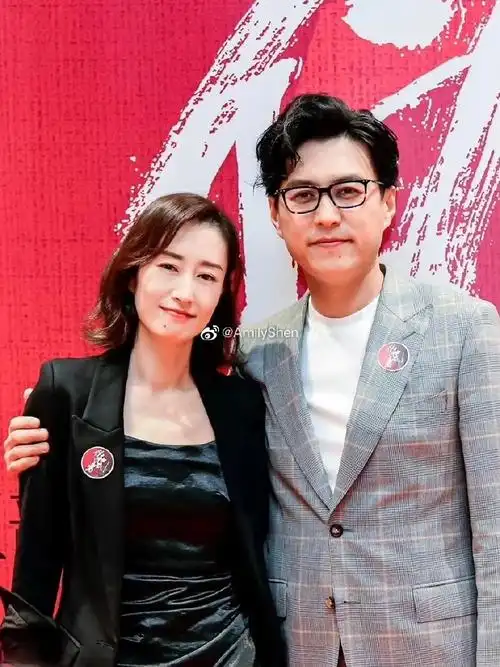 音乐剧伪装者##靳东刘敏涛助阵伪装者音乐剧##靳东刘敏涛合影梦回