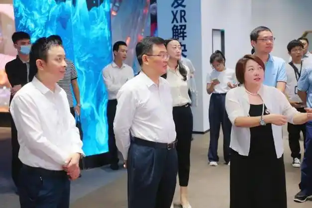 深圳市宝安区委常委宣传部部长周学良一行莅临联诚发考察调研