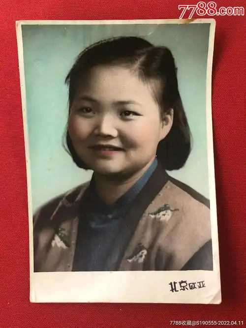 60年代穿着花毛衣的短发美女手工上色老照片