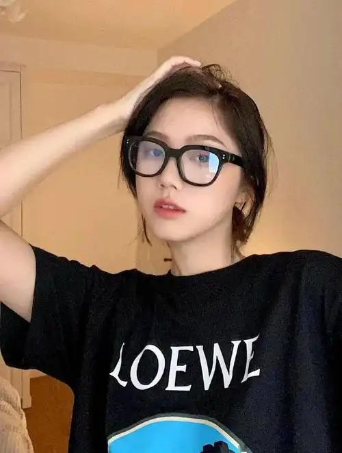 戴眼镜和不戴眼镜的女生颜值差距真的很大