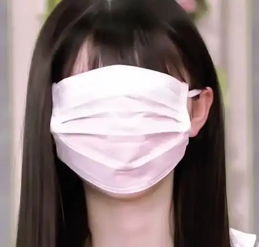 求一个口罩蒙脸的小女孩的图片