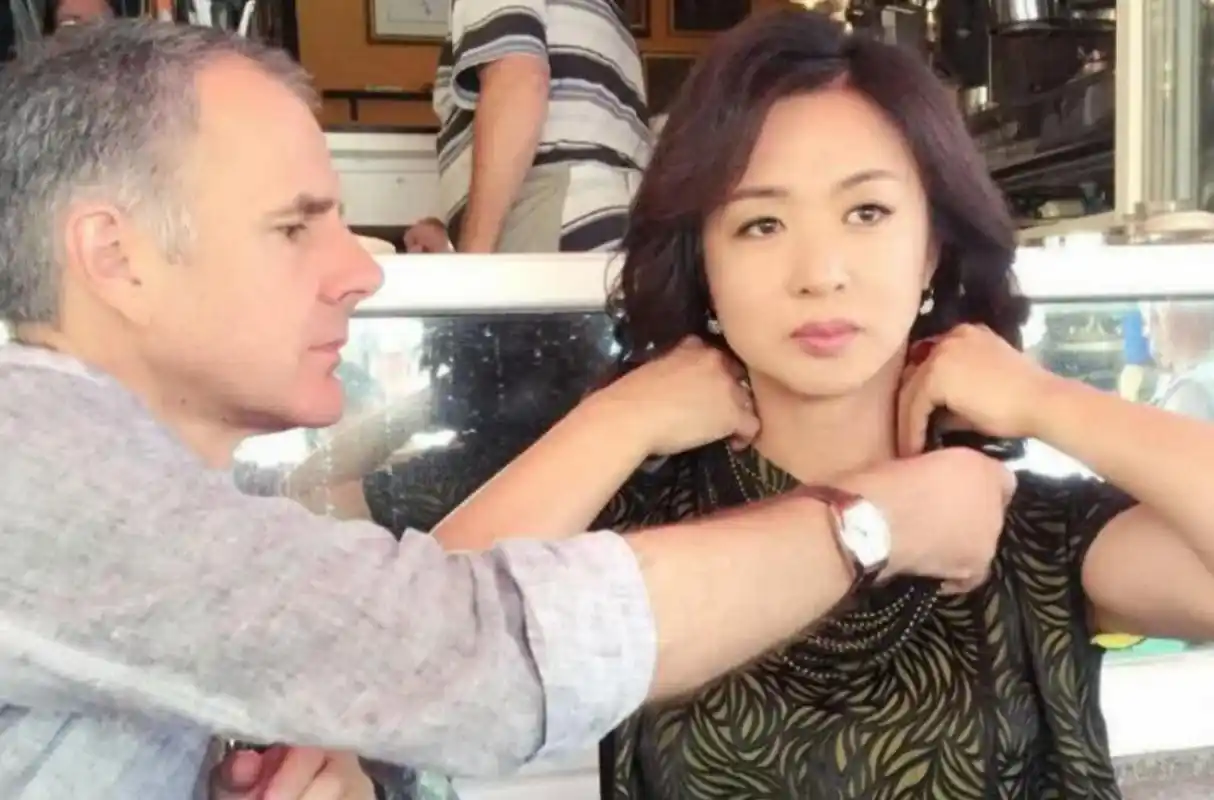 有记者问金星:"你做完变性手术后,和女人一起洗澡,会不会动心?