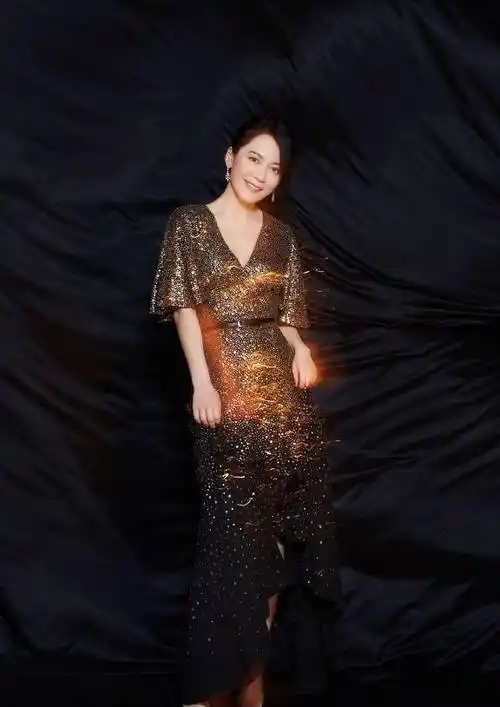 原创俞飞鸿身材真时尚西装这么紧照样塞真怕绷不住