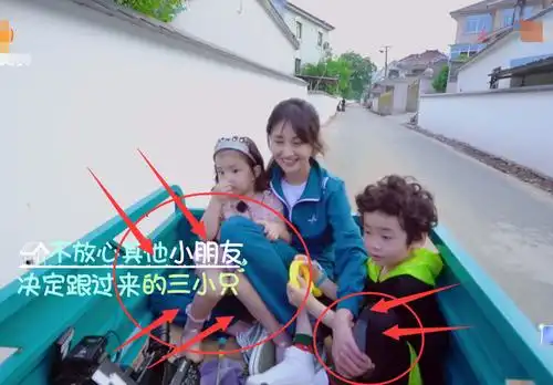 郑爽带两个孩子坐三轮车,见到她在车上的小举动,西瓜姐姐我爱了