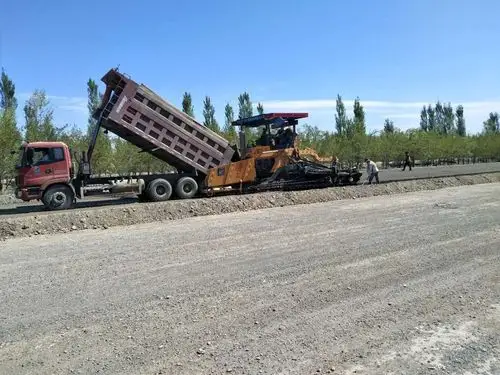 新疆第六师102团-五家渠-105团公路第四,第五合同段水稳基层整体成型