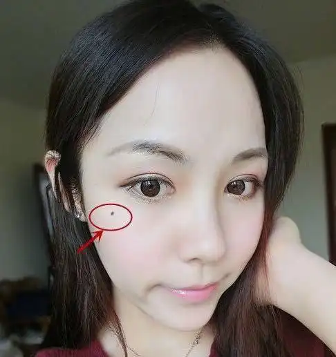 眼角之间的泪水那个时候,由于门口有悲伤的梦露,有多少女人去商店购买