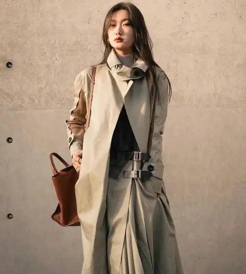 "刘若英"的穿搭才叫时髦,长款风衣内搭条纹t恤,红裤子太加分