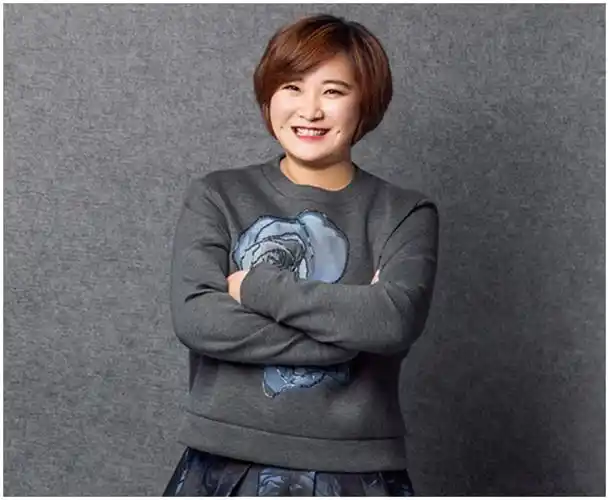 资料显示,贾玲出生于1982年的湖北,毕业于中戏.