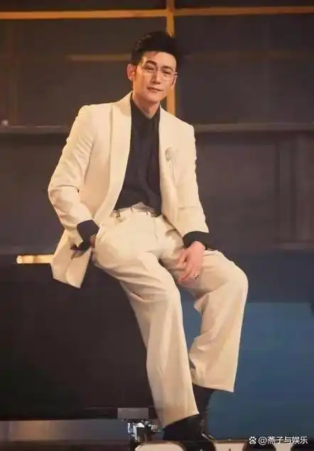 最近,演员陆毅以白色西装造型出现在《披荆斩棘3》舞台上,跳舞,唱歌