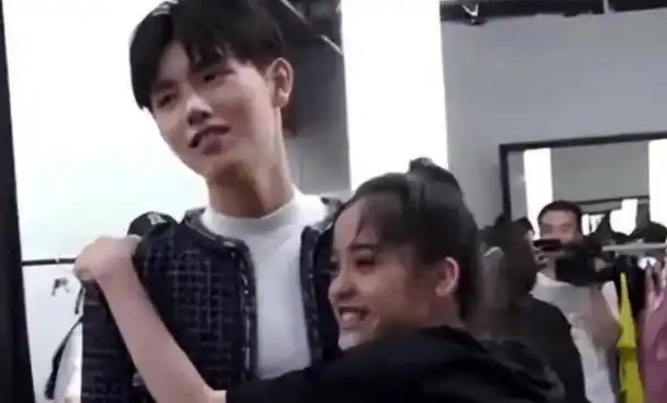 叫一声爸爸上两回热搜这一次欧阳娜娜真是赢麻了