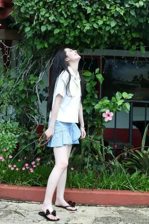 郭碧婷的脚码是42码,她觉得自己脚有点大,所以大部分照片是不露脚趾头