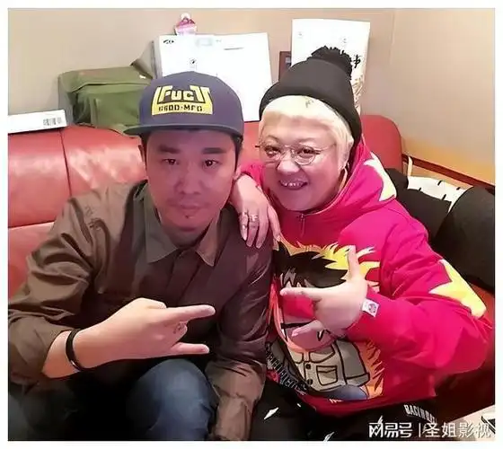 53岁韩红男友终于现身两人38年前相爱如今差距一目了然