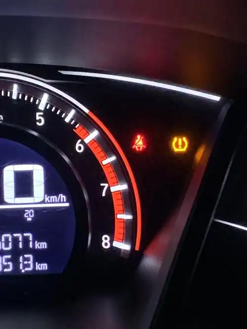 本田思域 请问各位老师,仪表盘这黄灯亮是啥意思?_玩车迷