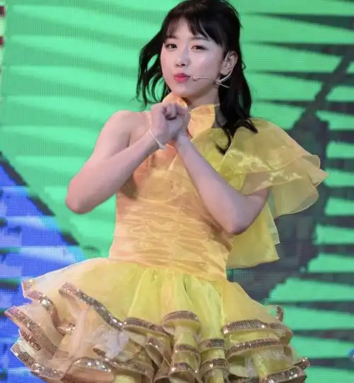 孔雪儿旧照 笑容老可爱点点婴儿肥,从小美大到!