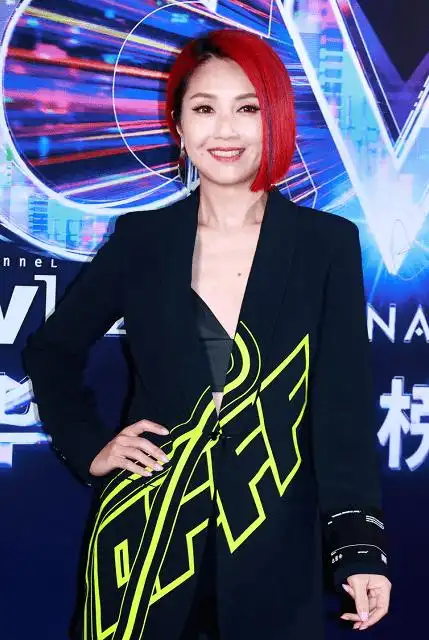 杨千嬅剪了沙宣头短发,染了红色a爆了,配黑色西装套装气场全开_时尚