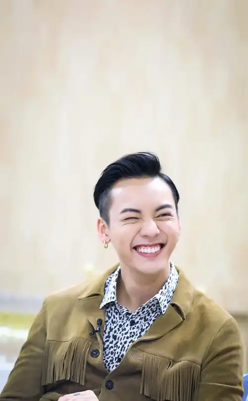 陈伟霆魔性笑容帅气写真