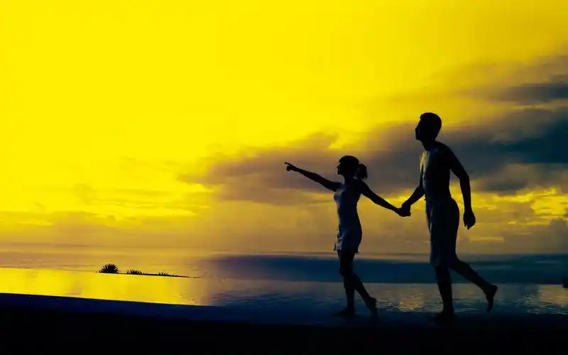 唯美夕阳下情侣海边写真高清壁纸图片