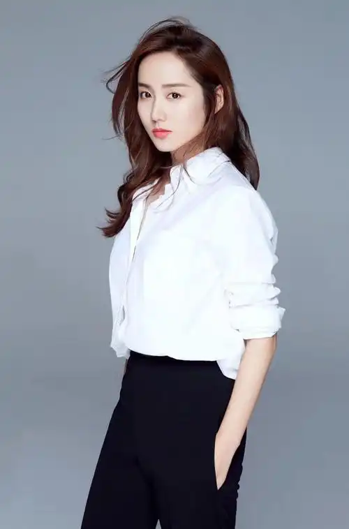 简介:吕一白衬衫气质写真图片,分享一组吕一图片给大家,图中的明星