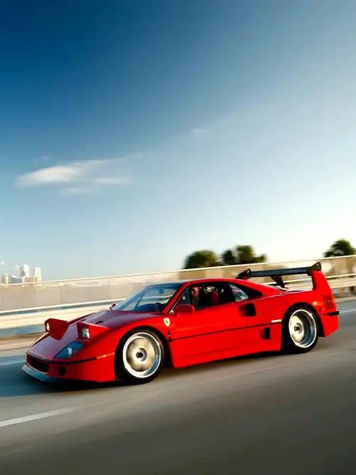 是法拉利品牌创始人恩佐·法拉利带领设计制造团队完成的最后一款