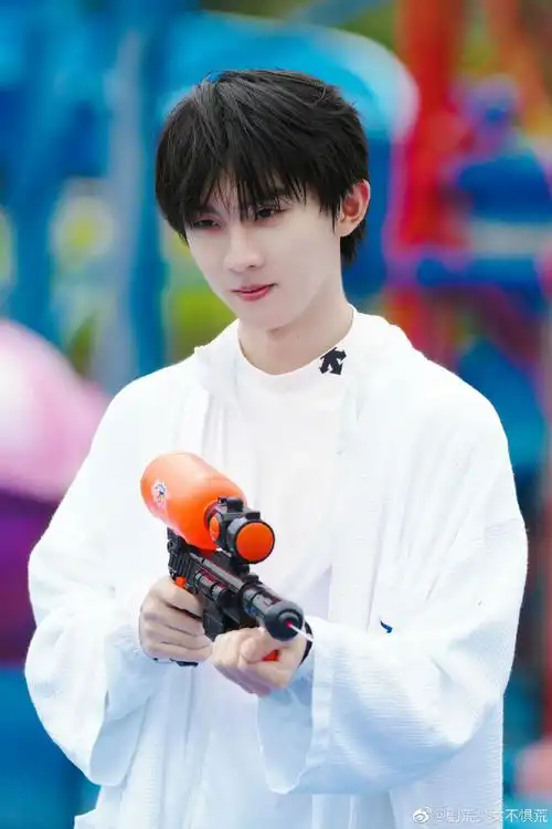 马嘉祺玩水枪花絮照#马嘉祺玩水枪花絮照,纯白造型清爽帅气,马哥的