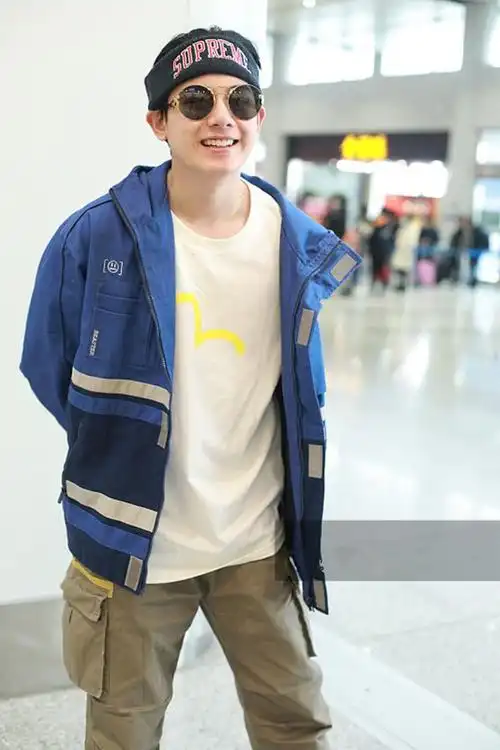 胡先煦穿蓝色外套配卡其色长款现身嘻哈潮范打扮笑容灿烂显亲和