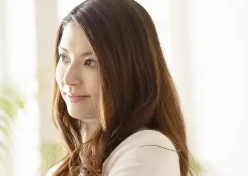 笑,微笑,露齿笑,横图,室内,特写,白天,侧面,毛衣,亚洲,仅一个年轻女性