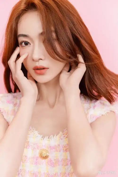 吴谨言《你好星期六》剧照,粉色格子连衣裙尽显大长腿,搭配侧披卷发