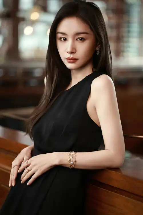 王子文,黑色无袖束腰长礼裙,优雅时尚!