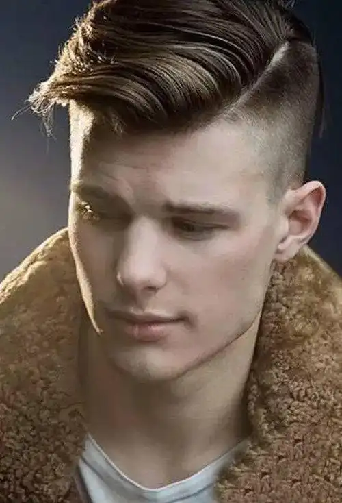 男生2 8侧背头发型怎么吹显帅气 二八分短发染浅棕色超有气质