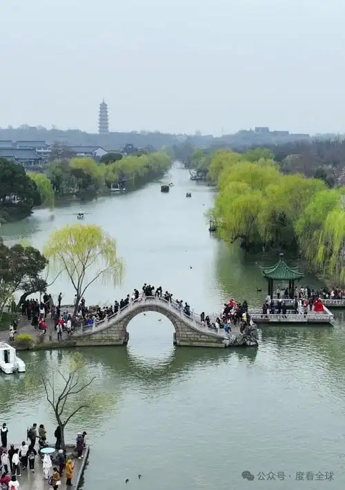 杭州西湖是一个集自然风光,历史文化和美食于一体的综合性风景名胜区.