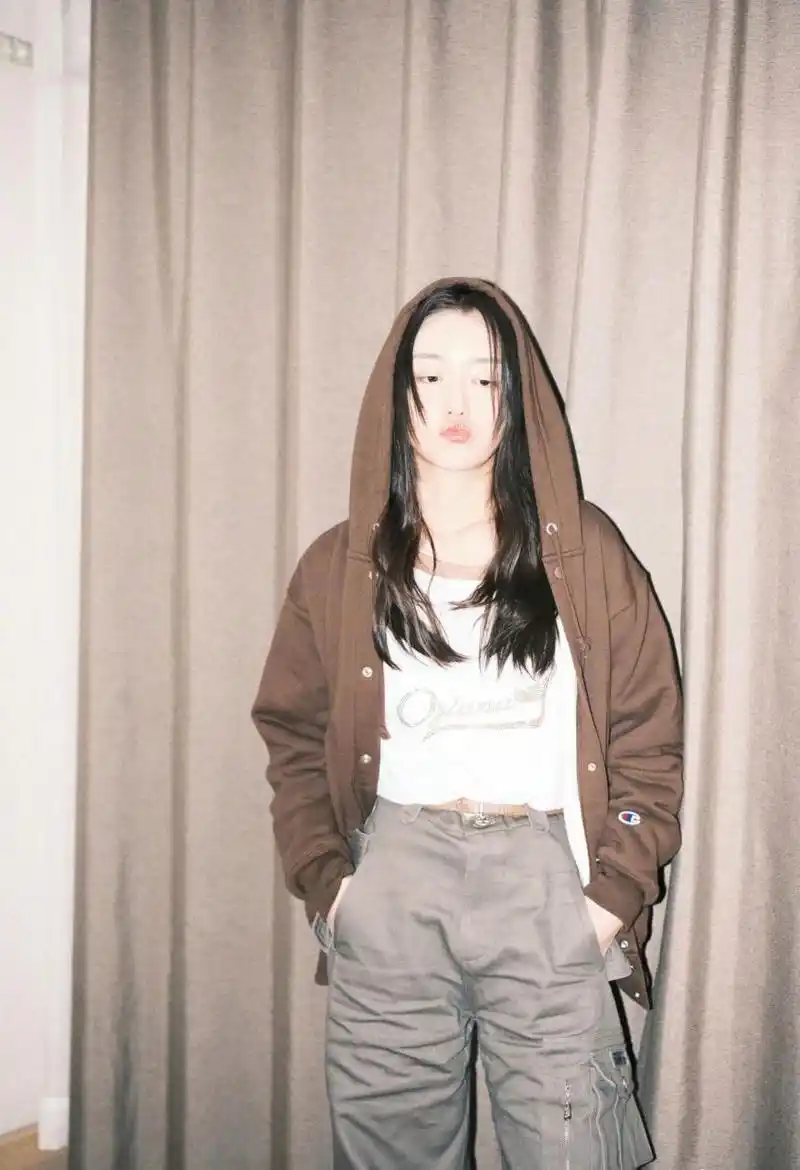 蒋依依展示平价穿搭大法!青春校园风随性搭配,简单不失时尚.