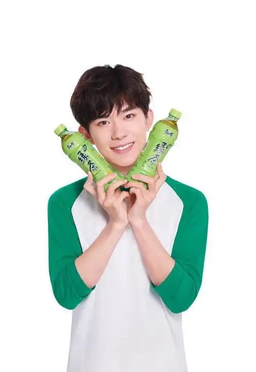 那就是千玺的九宫格代言宣传照,这网络上可没有哦,都是从饮料瓶子里面