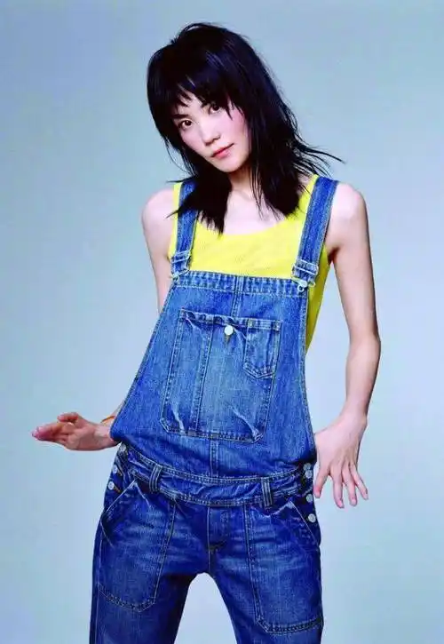 原创王菲早年写真曝光造型土气却盖不住时尚感小林青霞真比不了