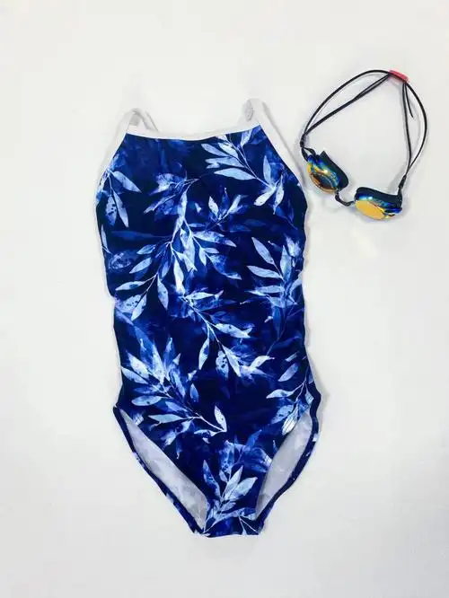 93竞技泳衣去掉了不必要的布料,减小阻力,游泳更畅快!