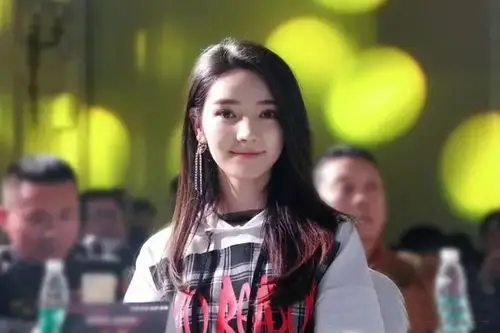 近日,代斯受邀出席某新闻发布会,会上的她身穿白色连衣裙