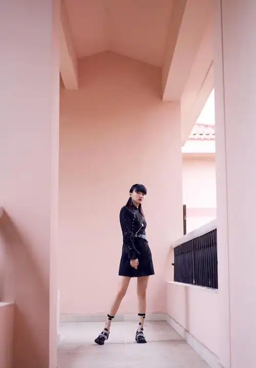 黄龄又"作妖",旗袍上故意撕两个洞,性感吸睛!