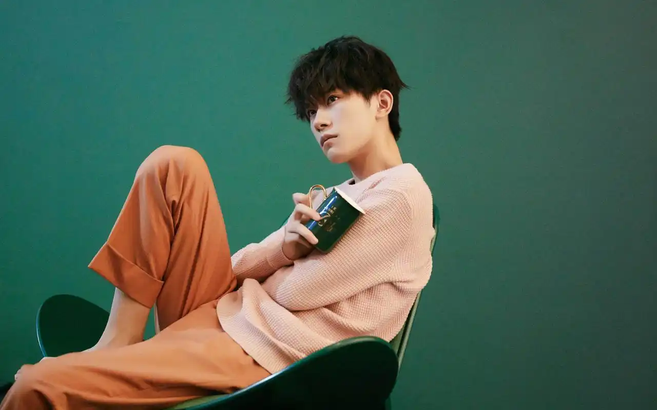 易烊千玺帅气侧拍高清电脑壁纸