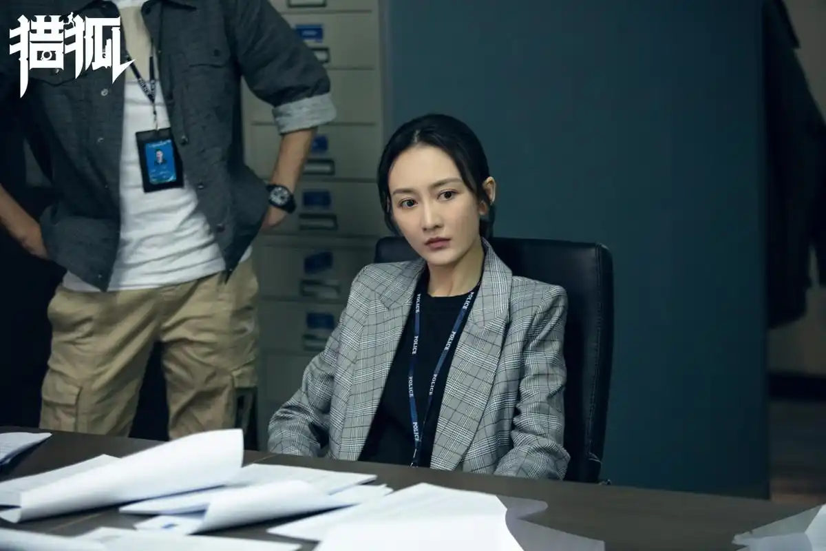 王鸥 @王鸥 警局里查案的吴稼琪,冷峻且干练@王鸥 #电视剧猎狐