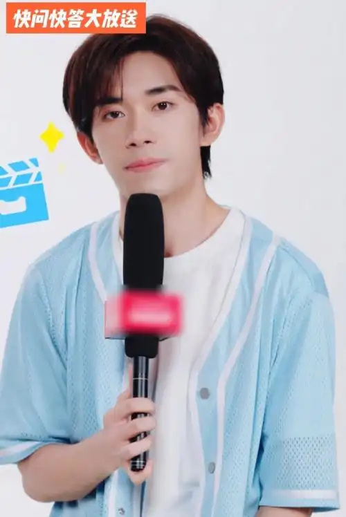 在这炎热的夏季看到易烊千玺蓝色的清爽穿搭,觉得眼睛都有被治愈到