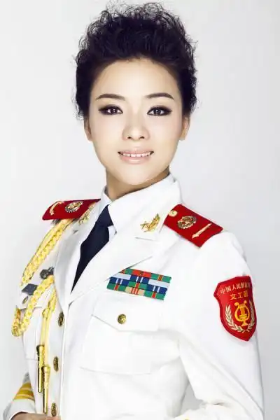 曾十次登上央视春晚,享受副师级待遇,如今年过40婚姻仍是个谜_陈思思