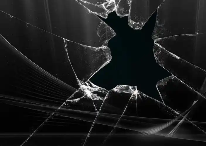 破了个窟窿的碎屏素材图片