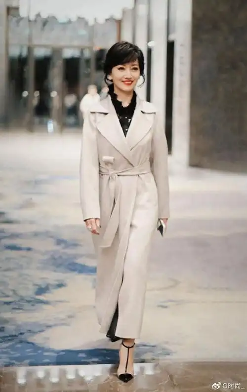 有一种精致叫″赵雅芝″,秋冬穿搭优雅有气质,67岁穿出时尚感