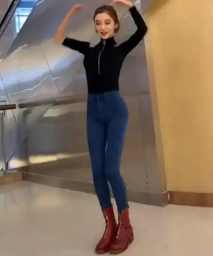 "大脚小姐姐"走红,看到她脚的那一刻,网友:比腿还粗一圈!